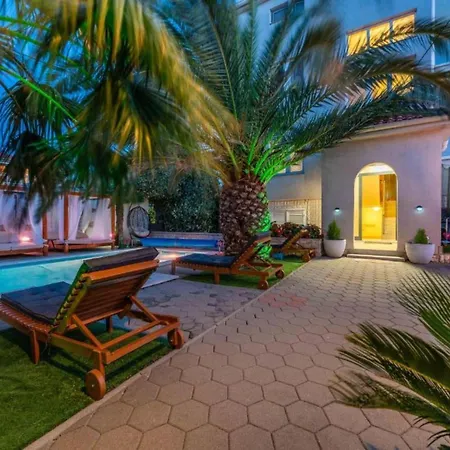 Bra I Premium With Outdoor Pool And Sauna - Obe Bedroom With Balcony *