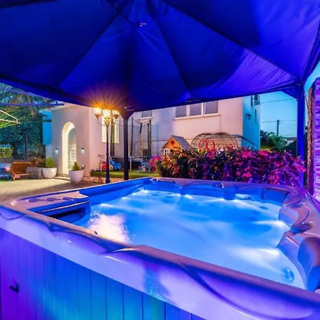 Bra I Premium With Outdoor Pool And Sauna - Obe Bedroom With Balcony Апартаменты Сукошан